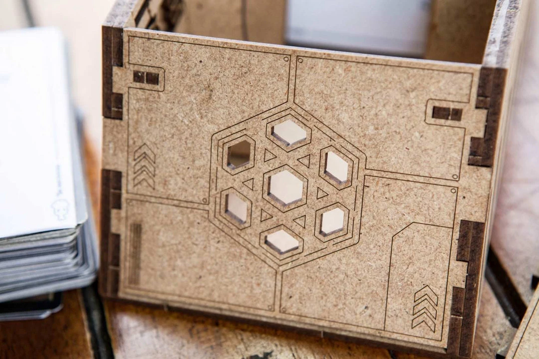 The Dicetroyers - Deck Holder: Crate Version (250 Standard Size Sleeved Cards) (Italy Import) 5 The Dicetroyers - Deck Holder: Crate Version (250 Standard Size Sleeved Cards) (Italy Import)